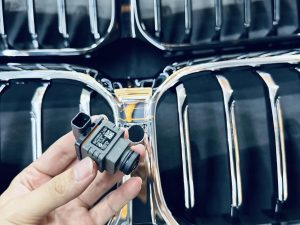 Mặt Ca lăng BMW 5 Series G30 LCI Có lỗ chờ sẵn gắn Camera 360 ( Màu bạc hoặc đen )