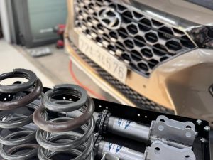 Alternative view of Hyundai Santafe 2020 Phuộc giảm xóc bị xì dầu - Tiện thể nâng cấp lên hệ thống Phuộc giảm xóc cao cấp NeoTech - Made in Korea .