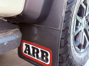 VÈ CHẮN BÙN CAO SU CHỮ ARB MÀU ĐEN ĐỎ