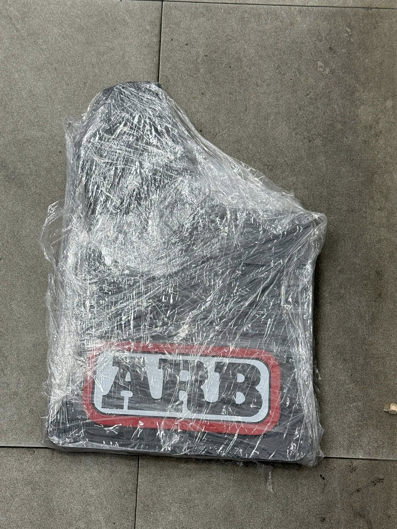 VÈ CHẮN BÙN CAO SU CHỮ ARB MÀU ĐEN ĐỎ - Image 2
